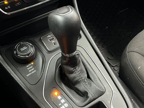 Used 2020 Jeep Cherokee Latitude w/ Cold Weather Group image 20