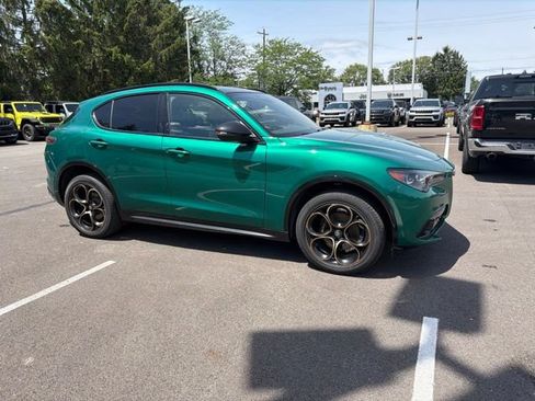 Used 2025 Alfa Romeo Stelvio Sprint AWD/4WD image 3