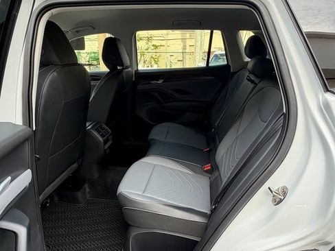 Certified 2025 Volkswagen Tiguan SE AWD/4WD image 14