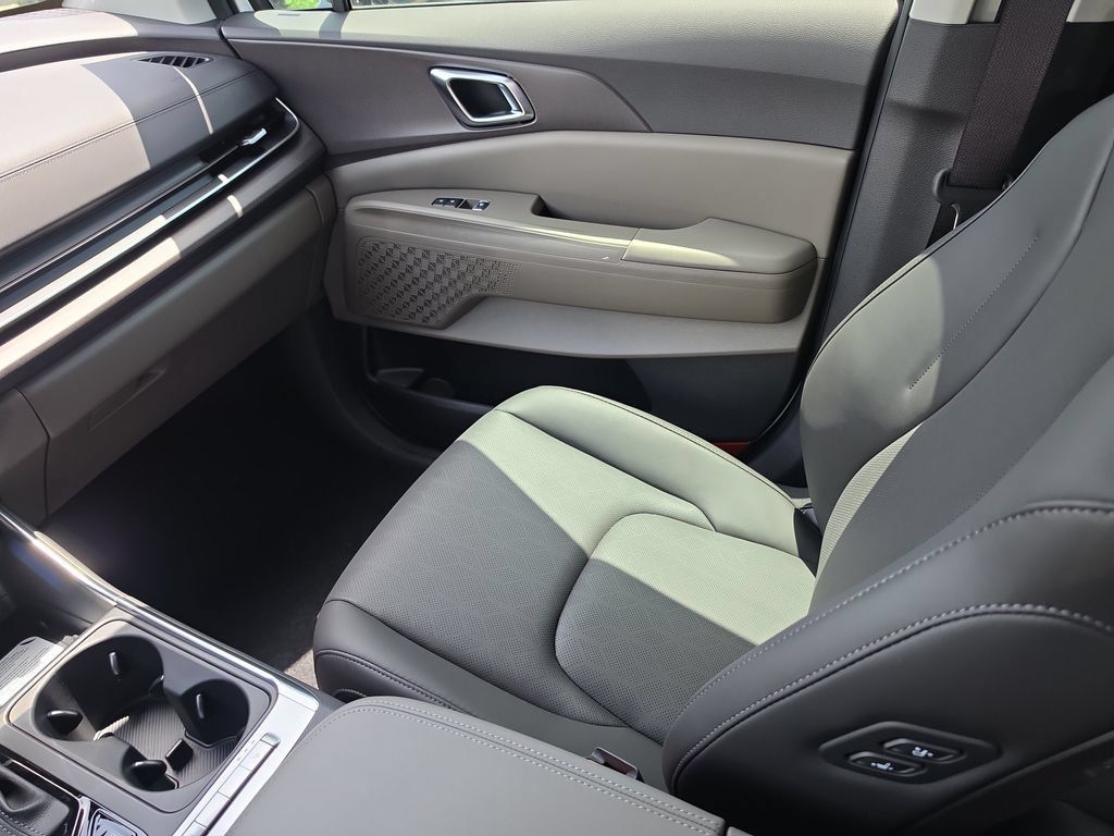 New 2026 Kia Carnival EX FWD image 16
