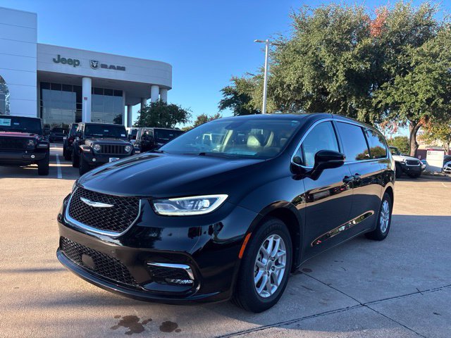 Used 2024 Chrysler Pacifica Touring-L FWD image 3
