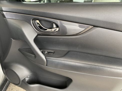 Used 2020 Nissan Rogue SV image 35