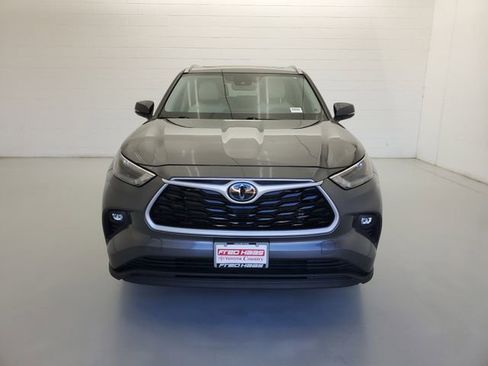 Used 2023 Toyota Highlander XLE image 3