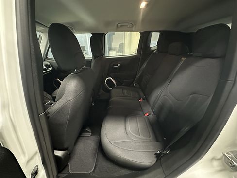 Used 2018 Jeep Renegade Latitude image 16