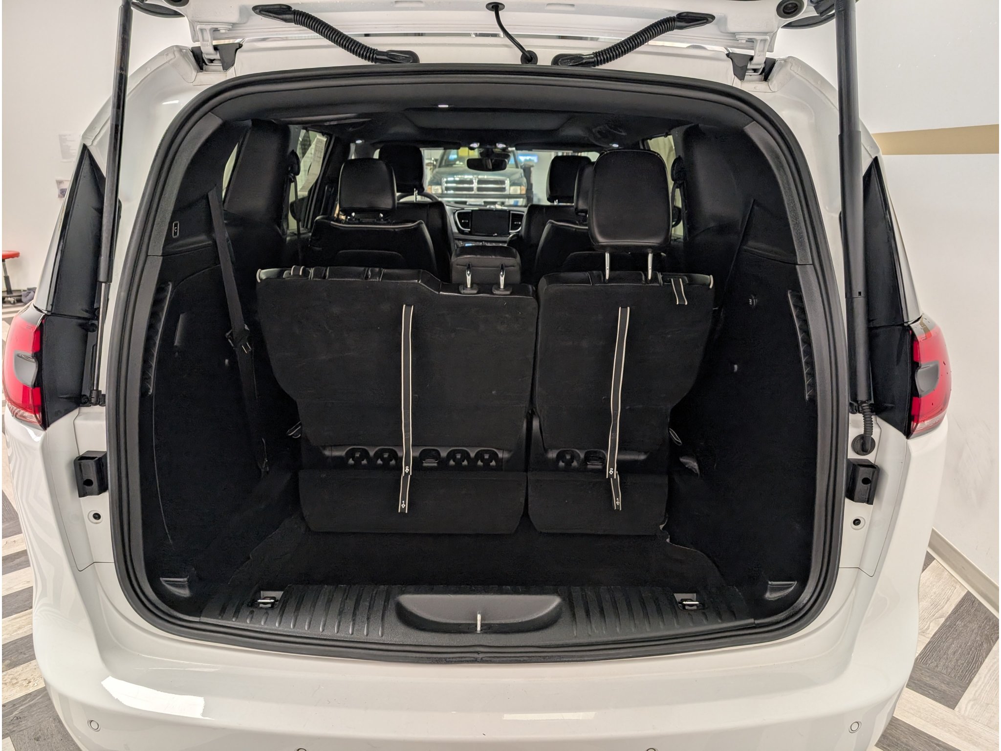 Used 2025 Chrysler Pacifica Limited FWD image 27