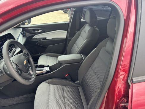 Used 2025 Chevrolet Trax LT image 34