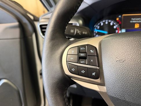 Used 2022 Ford Explorer XLT w/ Equipment Group 202A AWD/4WD image 23