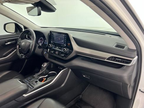 Used 2021 Toyota Highlander XLE AWD/4WD image 28