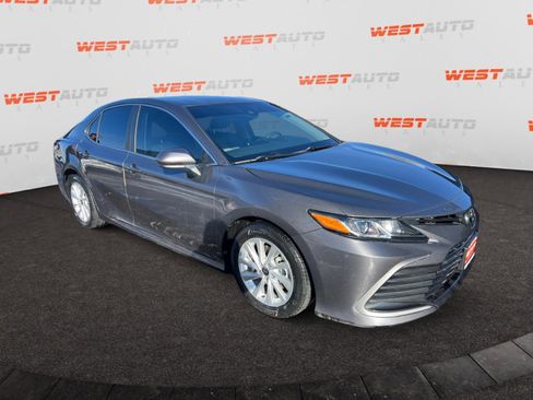 Used 2021 Toyota Camry LE image 7