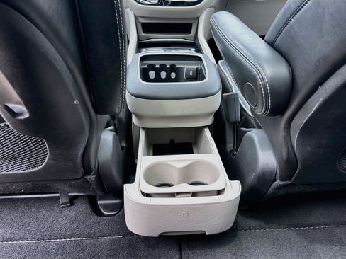 Used 2023 Chrysler Pacifica Limited FWD image 17
