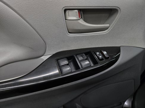 Used 2012 Toyota Sienna LE image 15