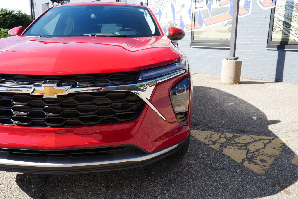 New 2026 Chevrolet Trax LT w/ LT Convenience Package FWD image 3