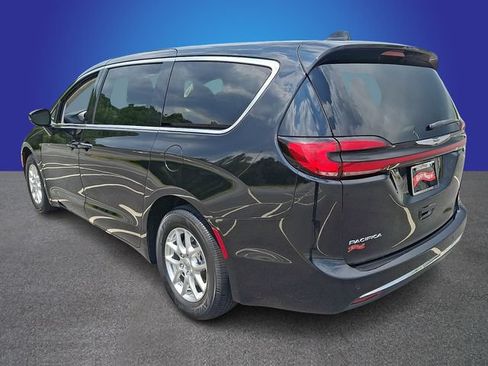 Used 2024 Chrysler Pacifica Touring-L FWD image 6