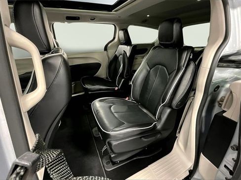 Used 2023 Chrysler Pacifica Limited image 22