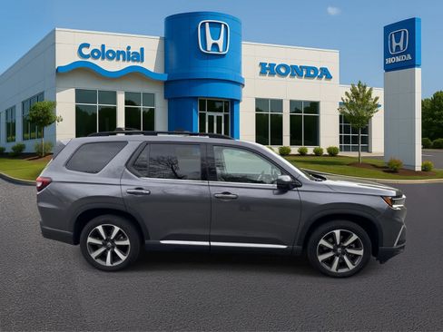 Used 2025 Honda Pilot Touring image 8