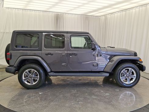 Used 2018 Jeep Wrangler Unlimited Sahara w/ Cold Weather Group AWD/4WD image 29