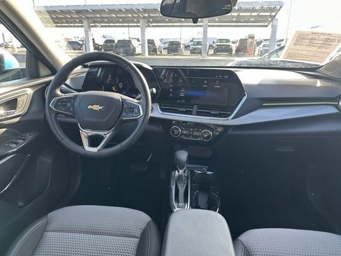 Certified 2025 Chevrolet Trax LT w/ Driver Confidence Package image 21