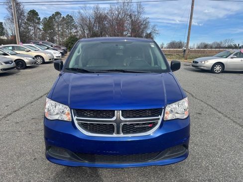 Used 2018 Dodge Grand Caravan SE w/ UConnect Hands-Free Group image 3