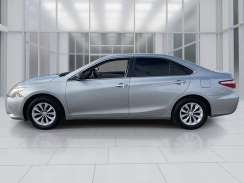 Used 2016 Toyota Camry LE image 3
