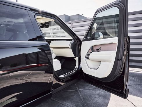 Used 2024 Land Rover Range Rover Long Wheelbase SE image 21