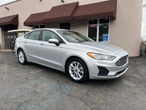 Used 2019 Ford Fusion SE image 3
