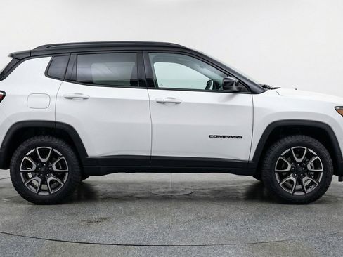Used 2025 Jeep Compass Trailhawk image 11
