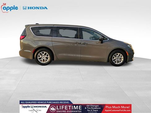 Used 2023 Chrysler Pacifica Touring-L image 4