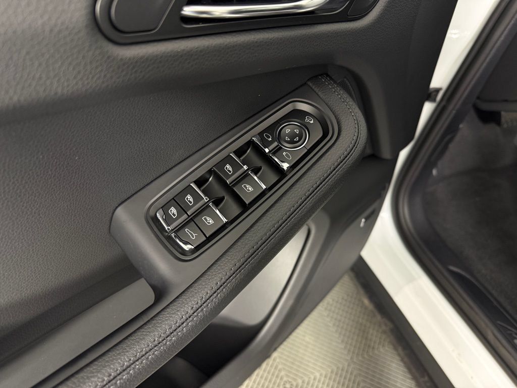 Certified 2026 Porsche Macan AWD/4WD image 21