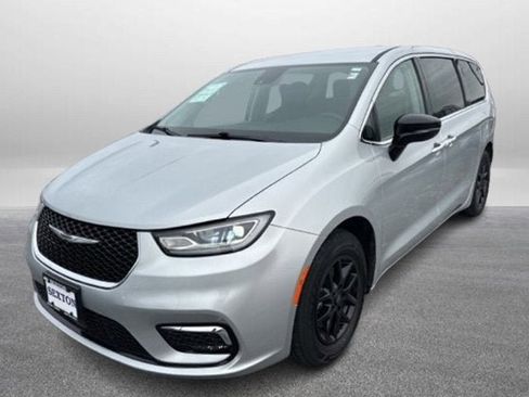 Used 2024 Chrysler Pacifica Touring-L image 1