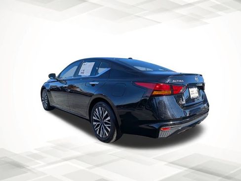 Used 2024 Nissan Altima 2.5 SV image 6