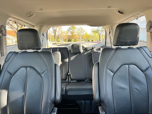 Used 2018 Chrysler Pacifica Touring-L image 25