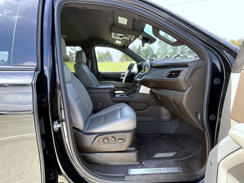 Used 2024 Chevrolet Suburban Z71 w/ Luxury Package AWD/4WD image 16