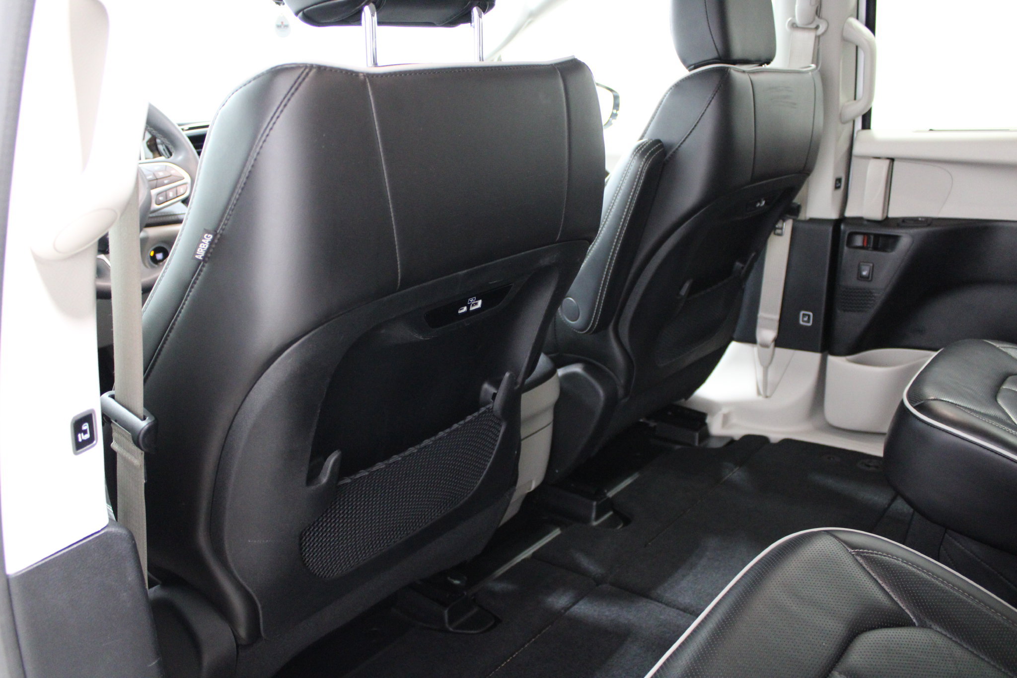 Used 2023 Chrysler Pacifica Limited FWD image 16