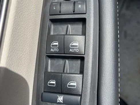 Used 2024 Chrysler Pacifica Touring-L FWD image 17