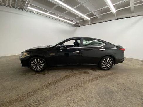 Used 2025 Nissan Altima 2.5 SV image 3