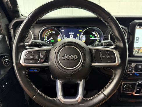 Used 2022 Jeep Wrangler Unlimited Sahara AWD/4WD image 9
