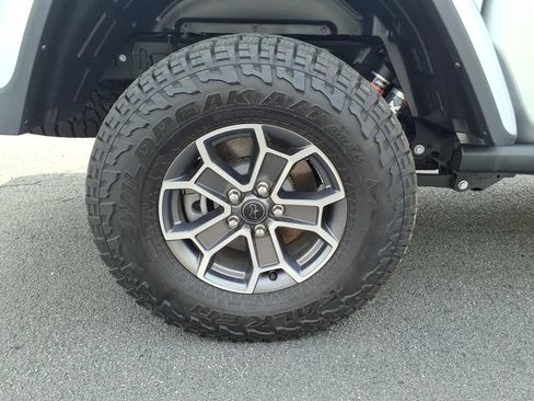 Used 2024 Jeep Gladiator Mojave AWD/4WD image 24