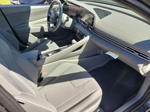 Certified 2025 Hyundai Elantra SEL FWD image 17