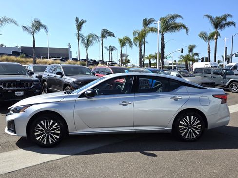 Used 2025 Nissan Altima 2.5 SV AWD/4WD image 2
