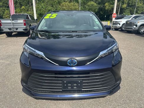 Used 2025 Toyota Sienna XLE FWD image 11