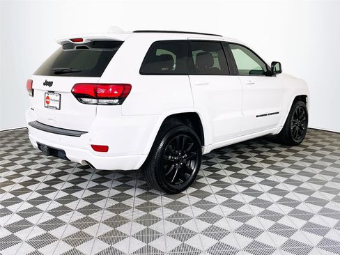 Used 2022 Jeep Grand Cherokee Laredo X AWD/4WD image 9
