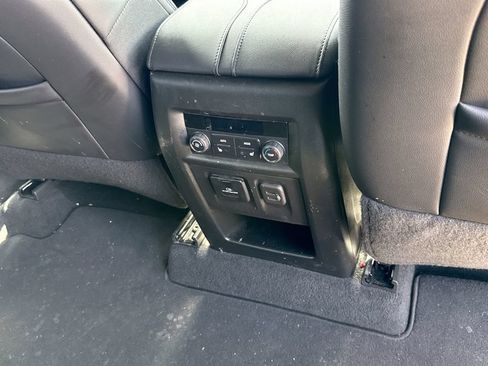 Used 2023 Chevrolet Traverse High Country FWD image 18