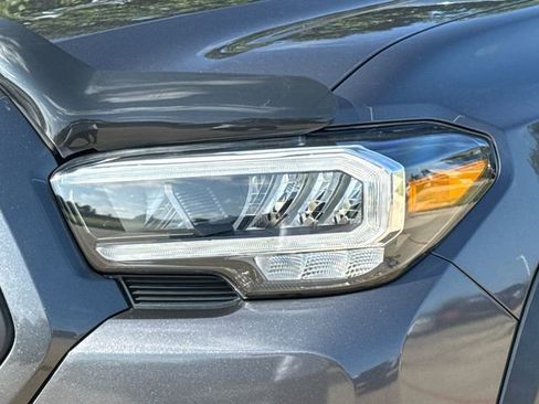 Used 2022 Toyota Tacoma TRD Off-Road AWD/4WD image 4