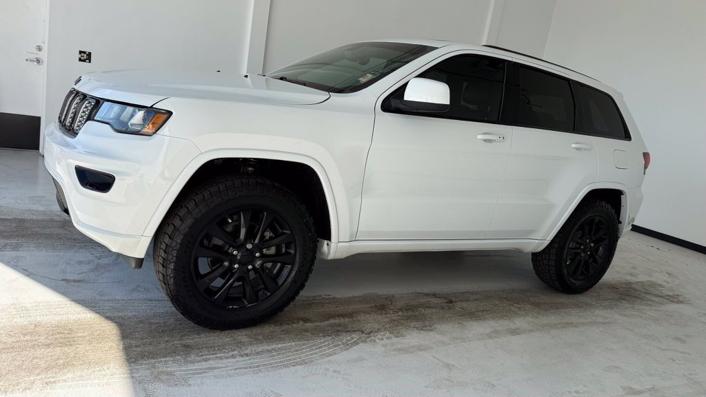 Used 2018 Jeep Grand Cherokee Altitude AWD/4WD image 16