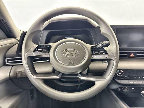 Certified 2025 Hyundai Elantra Hybrid FWD image 11