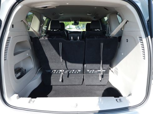 Used 2024 Chrysler Pacifica Touring-L FWD image 25