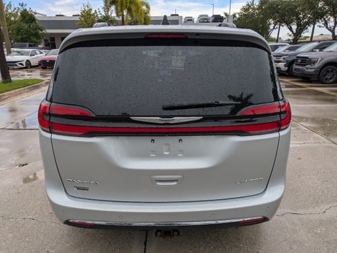 Used 2023 Chrysler Pacifica Limited w/ Uconnect Theater Family Group FWD image 5