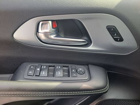 Used 2026 Chrysler Pacifica Limited FWD image 26