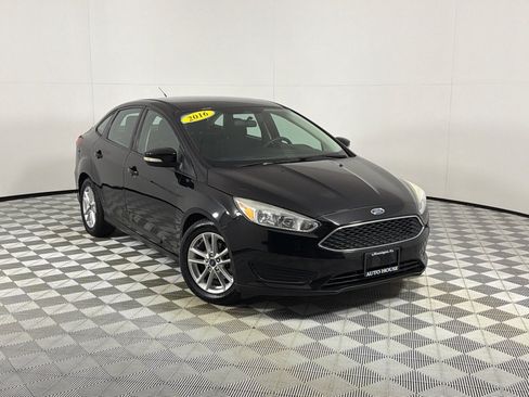 Used 2016 Ford Focus SE FWD image 2