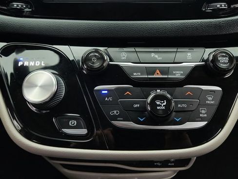 Used 2019 Chrysler Pacifica Touring-L FWD image 17